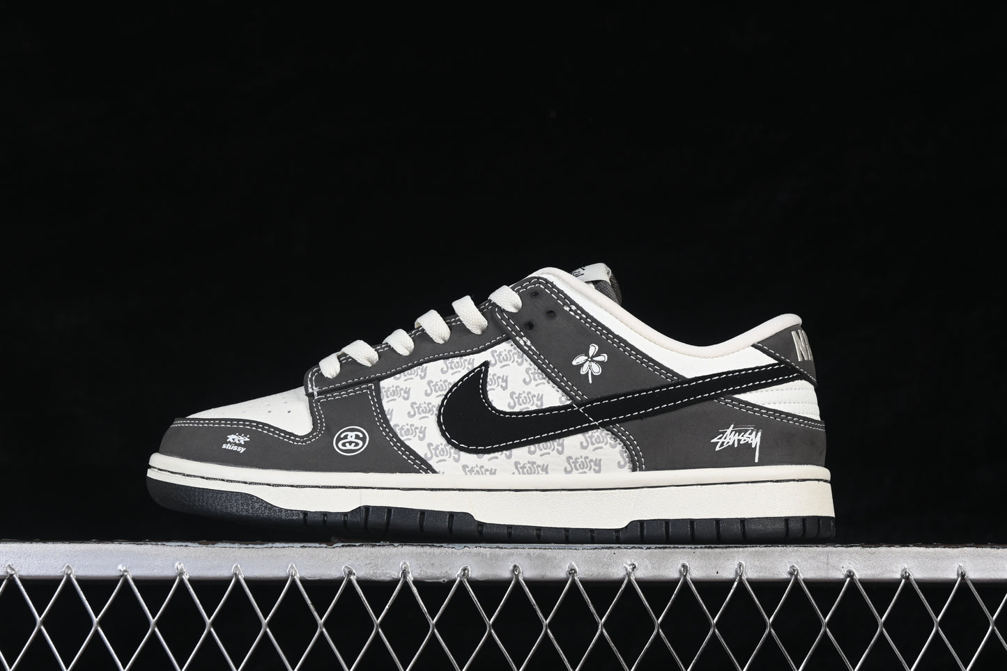 Graphic Panel Low-Top SB Dunks