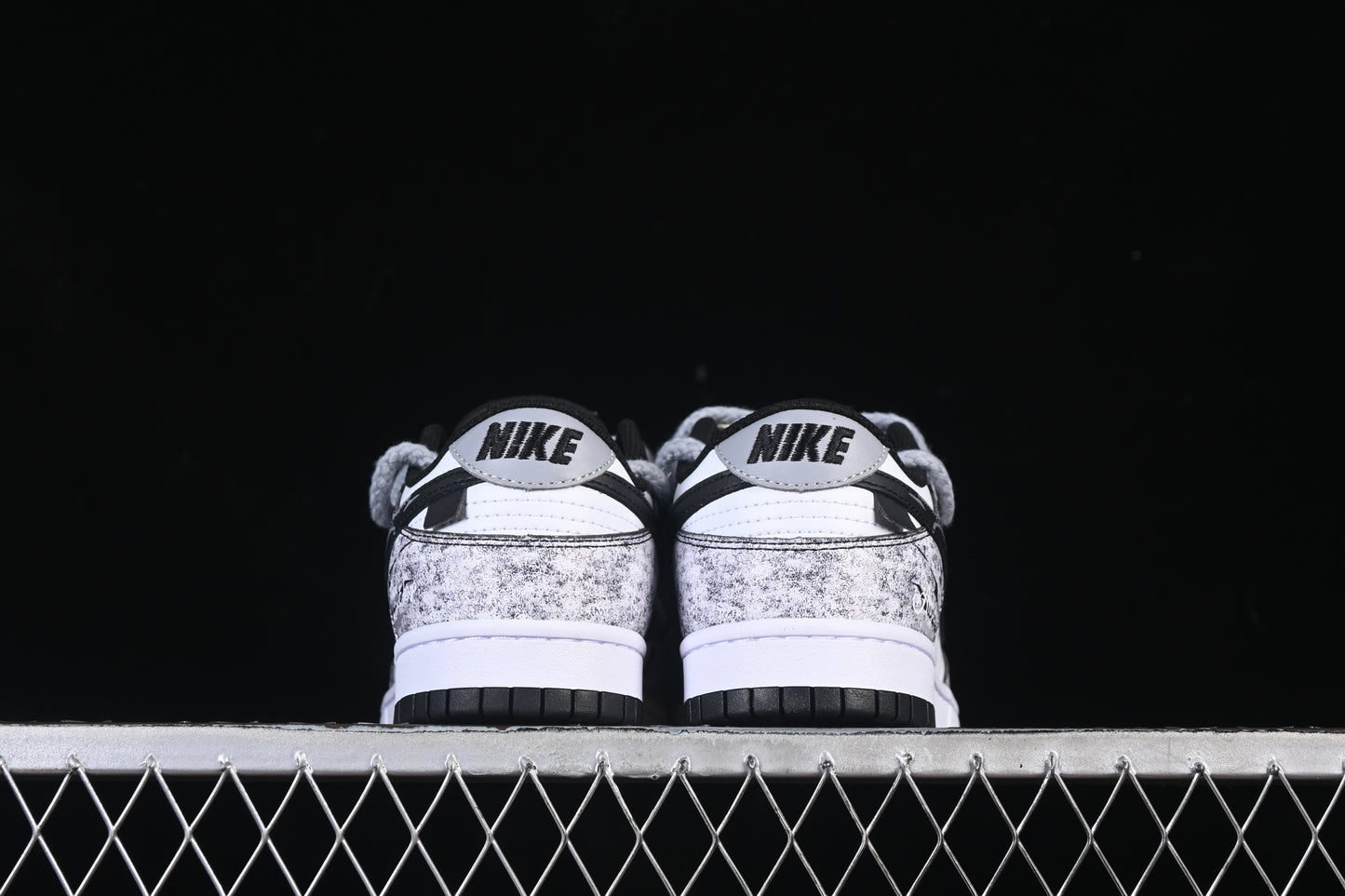 Distressed Monochrome Low-Top Street Sneakers SD duck