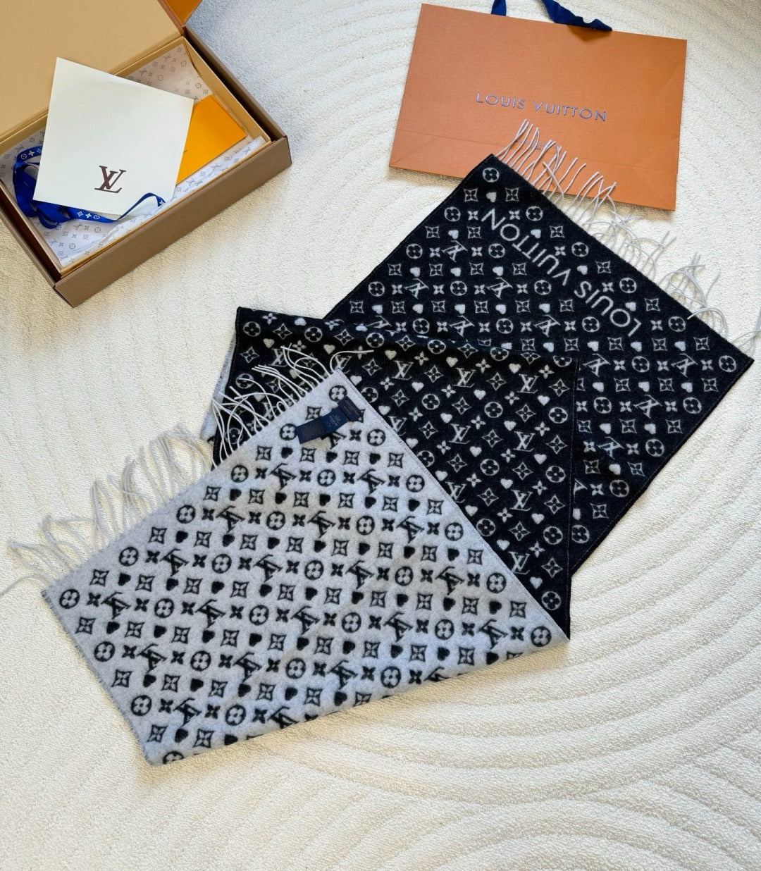 Louis Vuitton Monogram Heart Wool Scarf – Noir Classic Edition